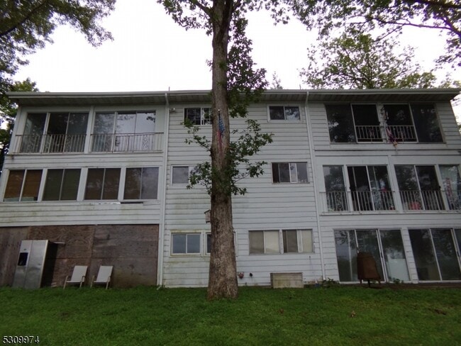 Building Photo - 358 Lake Shore S