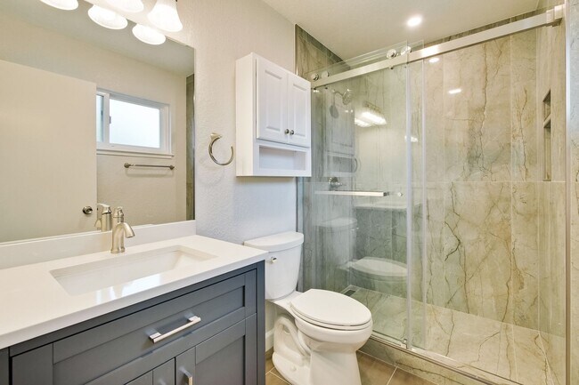 Building Photo - Warm and Inviting 3 bedroom, 2 Bath Home
