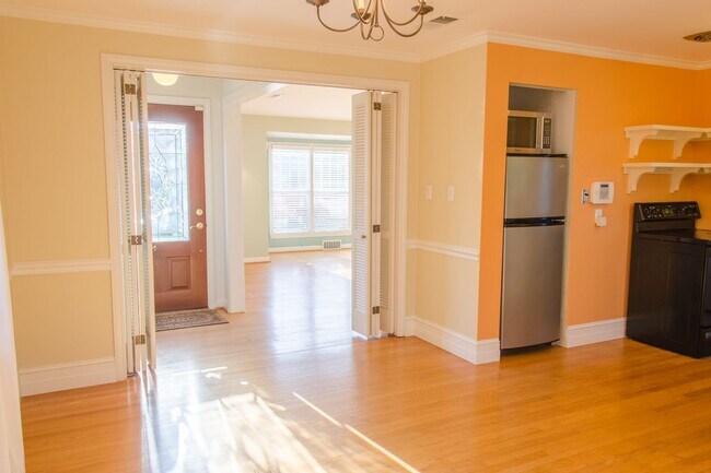 Building Photo - 2bd/1ba Seattle Home