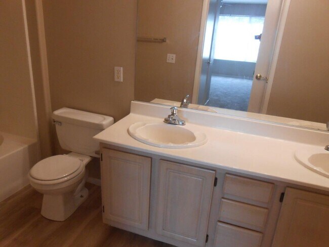 Building Photo - Spacious 2 Bedroom Condo in Gated Community