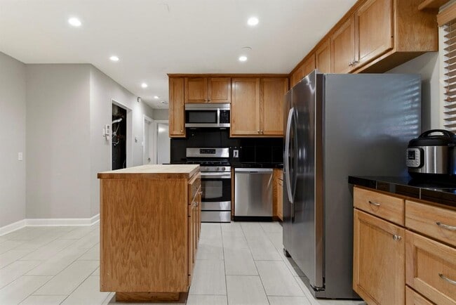 Building Photo - 1504 W 39th 1/2 St