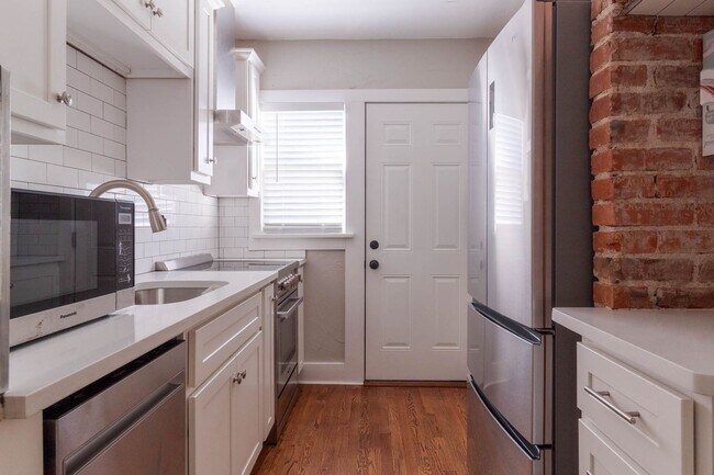 Building Photo - Beautiful Remodeled 1BD/1BTH Home In Crestwood Minutes away from the Highway!