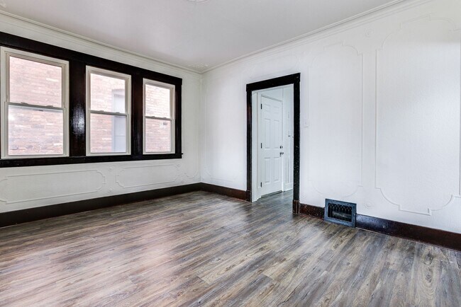 Building Photo - 609 E Warrington Ave