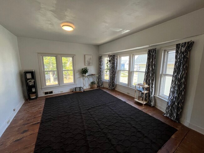 Bedroom (Photo 1) - 439 W 14th Ave