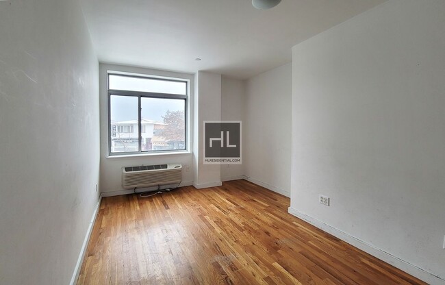 Building Photo - NOLL STREET / Spacious 2 Bed 1 Bath / Grea...