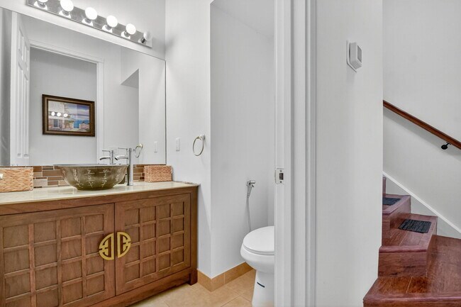 Building Photo - 9826 Vía Amati