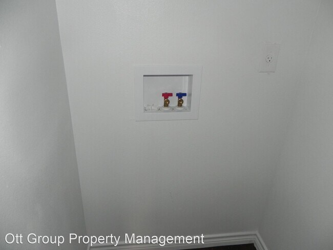 Building Photo - 208 Lowes Blvd