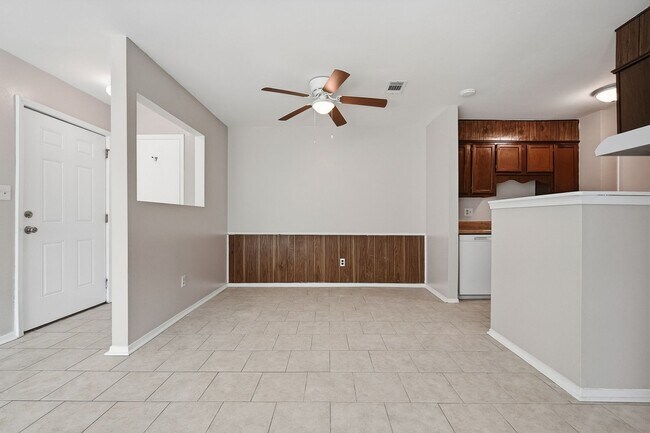 Building Photo - 8160 Stonebrook Dr