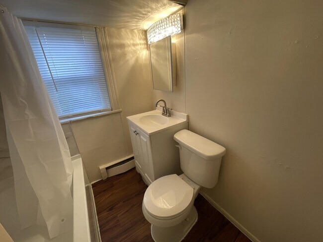 Building Photo - 122 W Market St