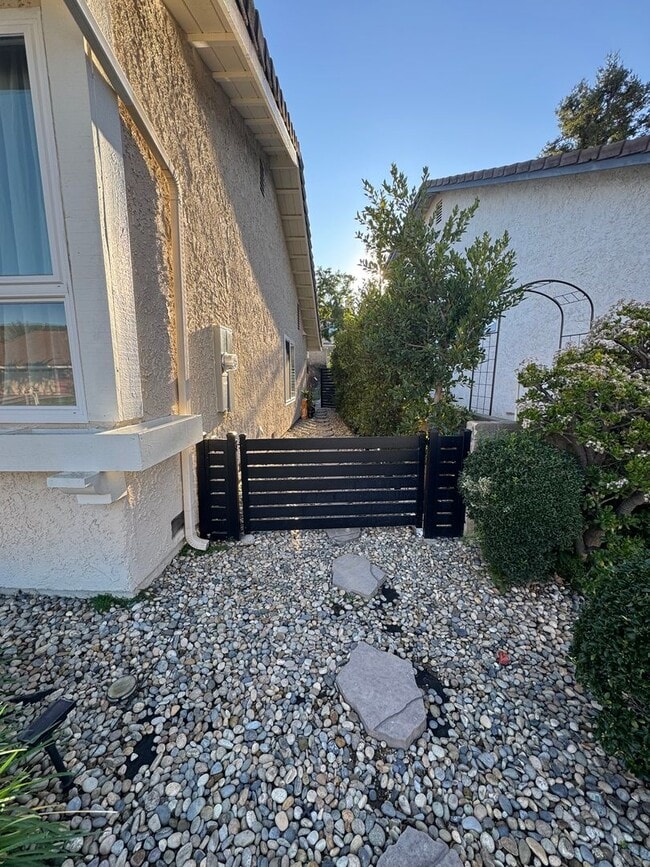 Building Photo - Charming Cul de Sac Home with Spacious Yard and Renovated Interior