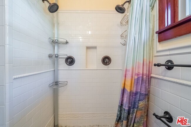 Building Photo - 4253 Fountain Ave