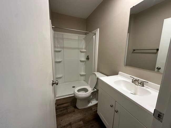 Building Photo - 2 Bedroom, 1 Bathroom Upper Level Apartment!