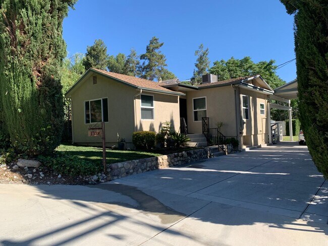 Building Photo - Charming 3+1 Canyon Country Cutie Nestled in the Hills!
