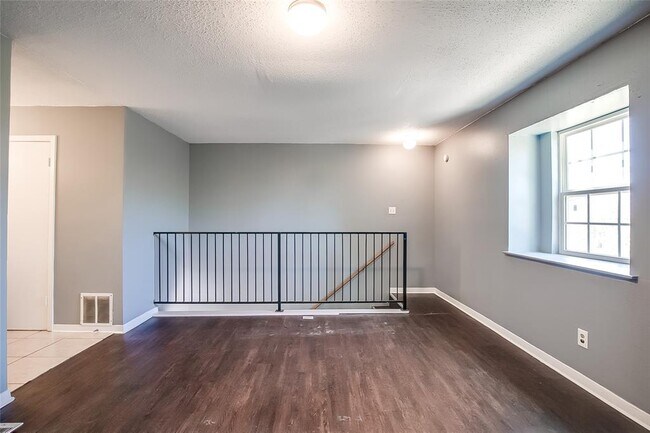 Building Photo - 2215 Mission Hill Dr