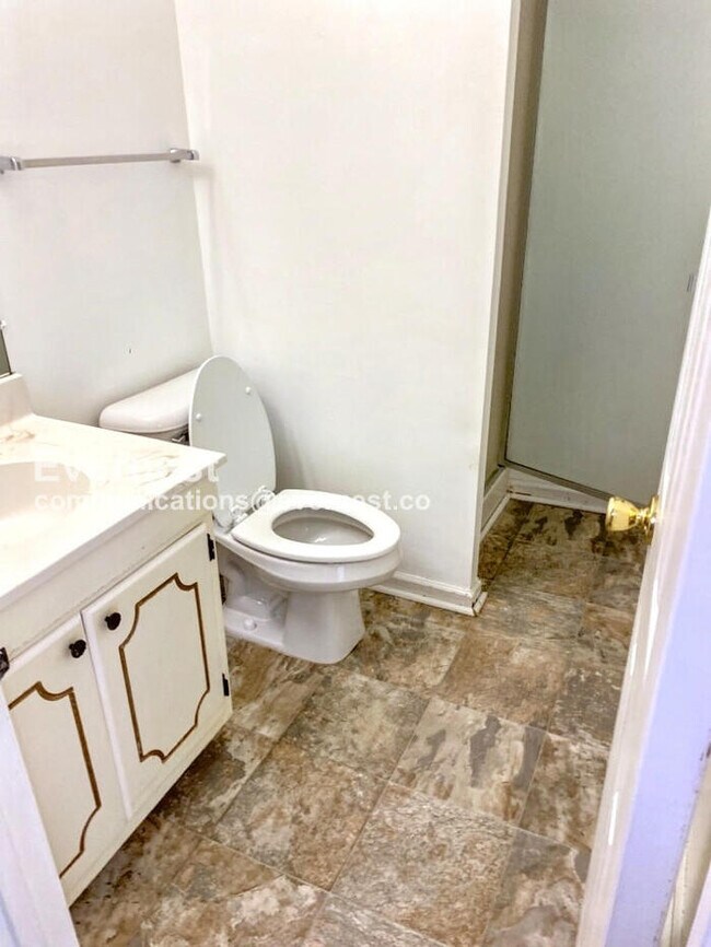 Building Photo - 2 Bed/ 2 Bath Condo with Washer/Dryer / Pe...
