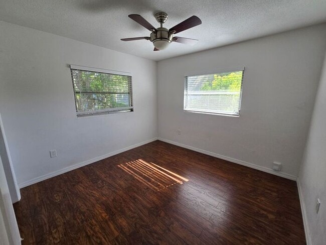 Building Photo - ** $500 OFF MOVE IN SPECIAL** Charming 2 bed 1 bath garage apartment in the heart of down town Or...