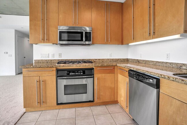 Building Photo - Gorgeous downtown unit! Views from every room!