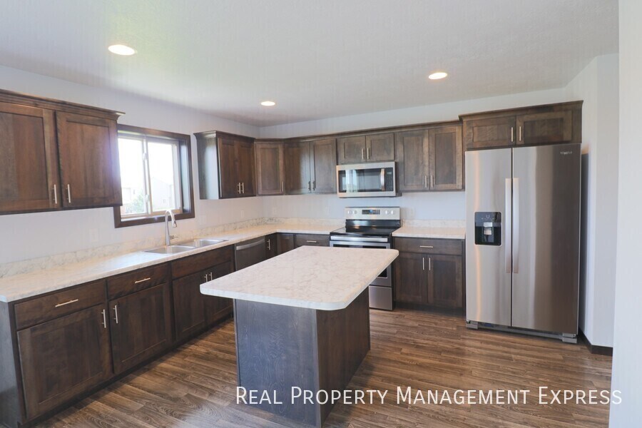 Building Photo - Amazing 4 Bedroom 3.5 Bathroom Townhome in Sioux Falls