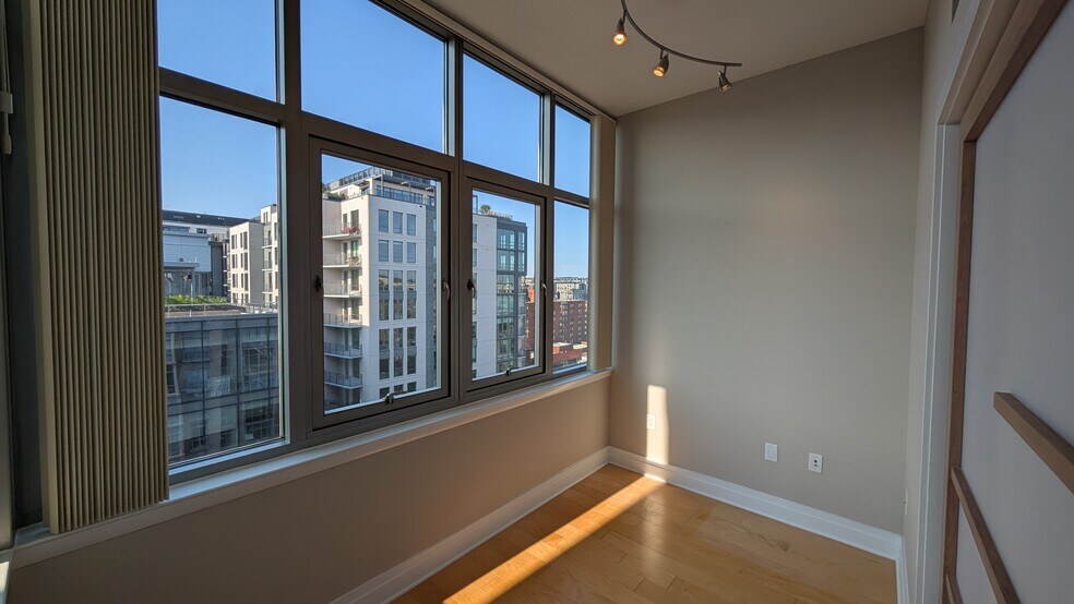 Building Photo - 811 4th St NW