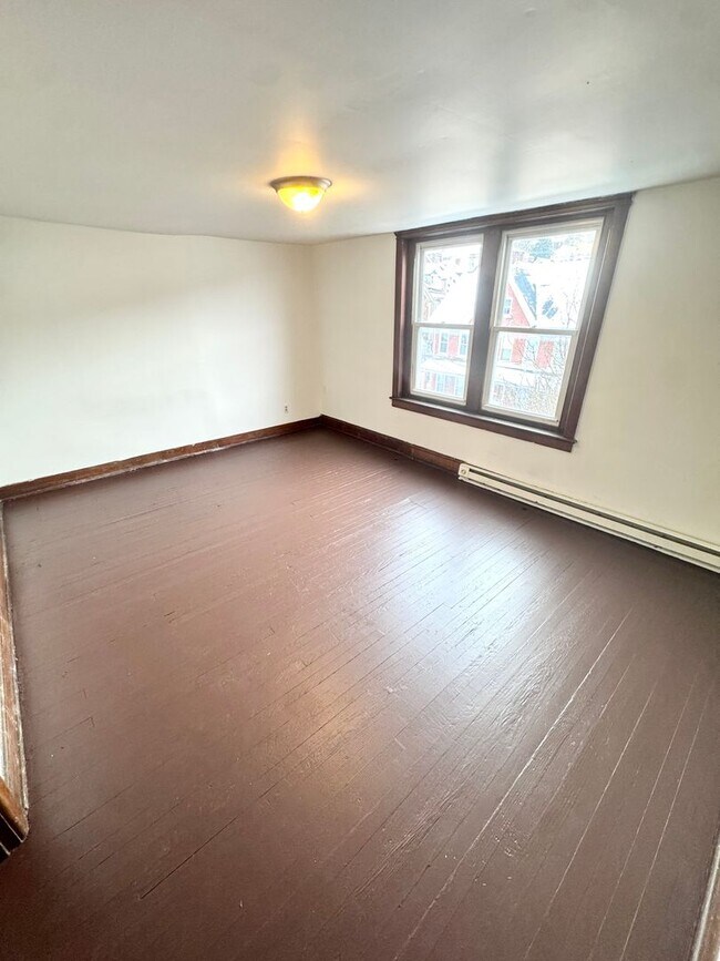 Building Photo - 819 E 5th St