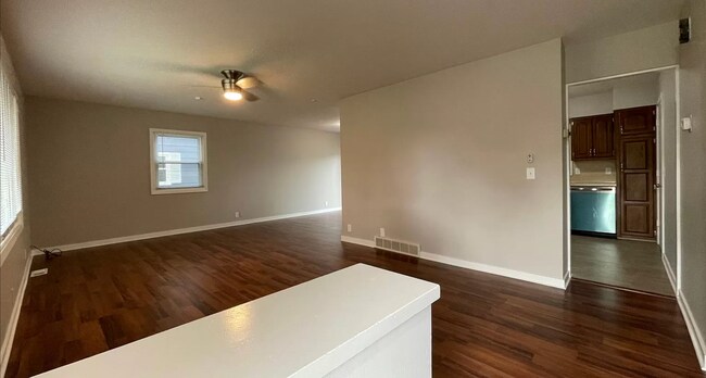 Building Photo - 3 Bedroom in Maple Village