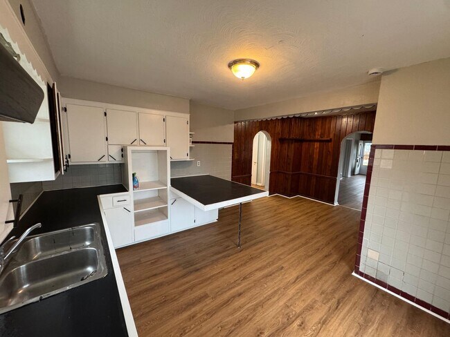 Building Photo - Newly renovated Tulip street