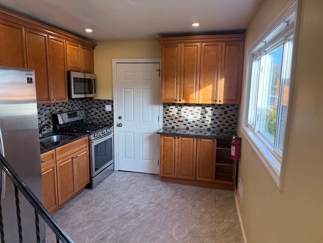 Building Photo - 21 Bellport Pl