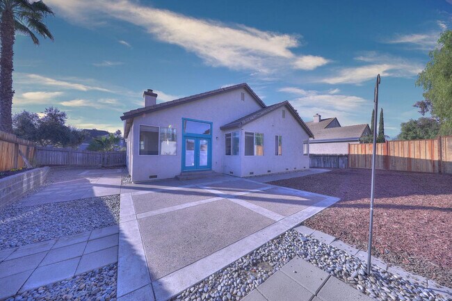 Building Photo - 4724 Cove Ln