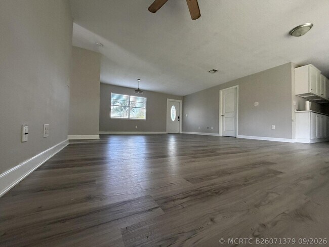 Building Photo - 1633 SE Arapaho Ave