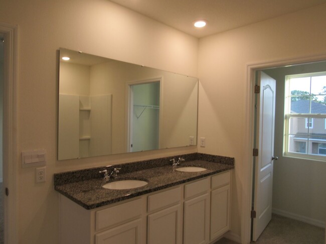 Building Photo - BEAUTIFUL 5 BEDROOM, 3 BATH SINGLE FAMILY ...