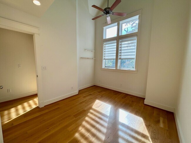 Building Photo - Queen Anne Townhome