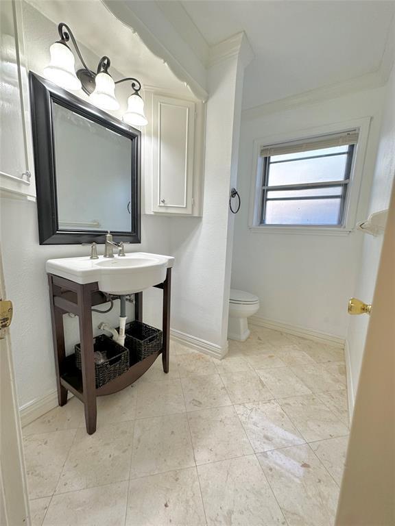 Building Photo - 1111 Doral Ln