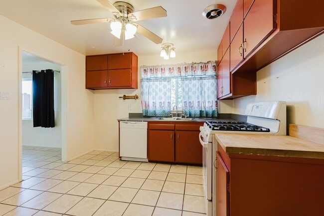 Building Photo - 3 Bedroom 2 Bathroom