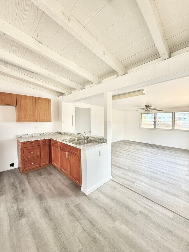 Building Photo - 3br/1ba/2pkg House with enclosed yard in E...