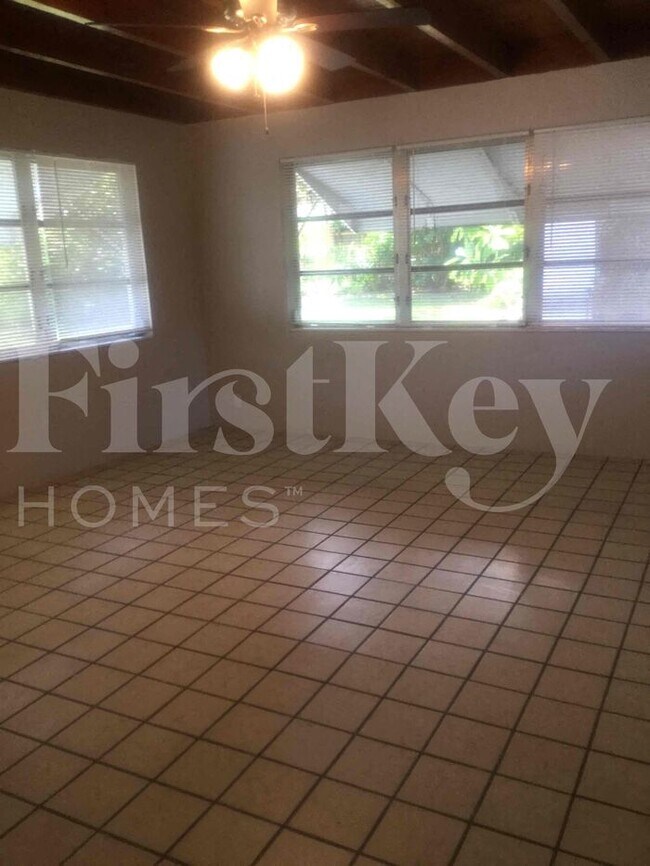 Building Photo - 609 Snowden Dr