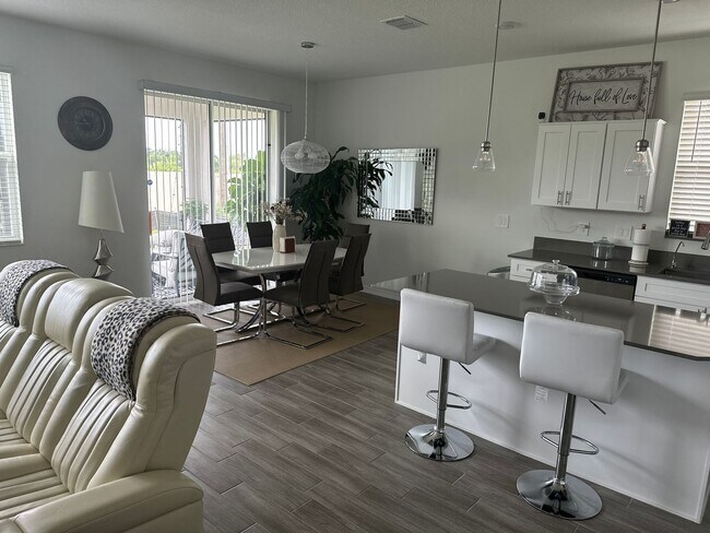 Building Photo - Beautiful 4 bedroom, 2 bathroom home near ...