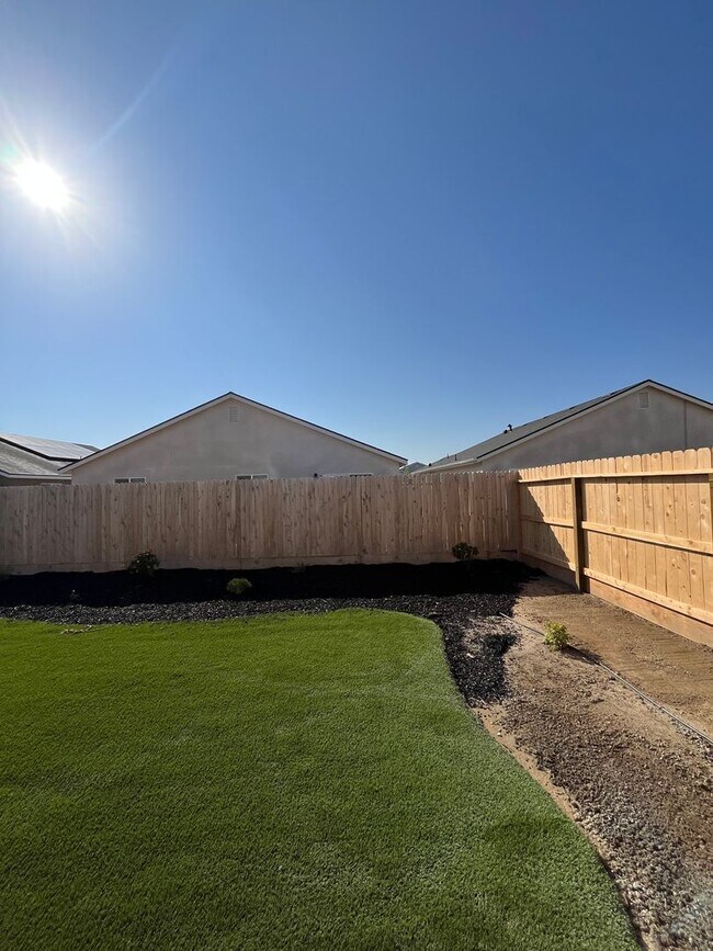 Building Photo - Brand new built! Available Now!