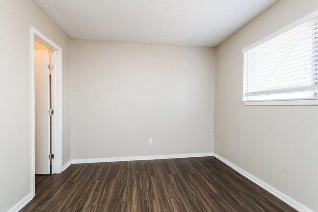 Building Photo - 807 Sulphur St