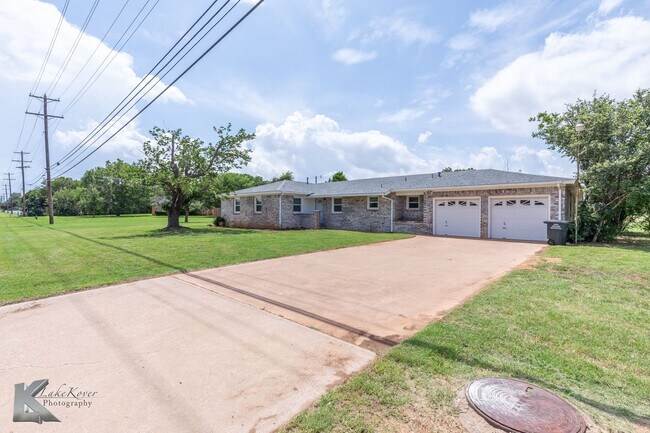 Building Photo - 4 BED, 2 BATH, 2 CAR GARAGE!