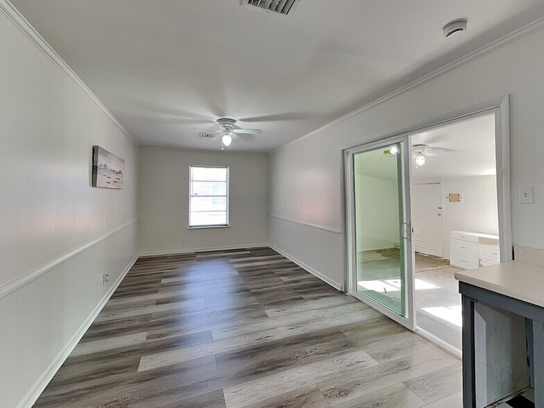 Building Photo - 1019 Park Center St