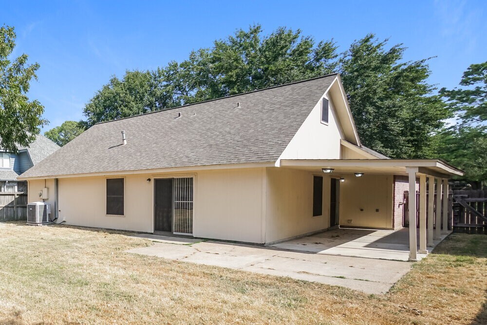 Building Photo - 17219 Harmony Hill Dr