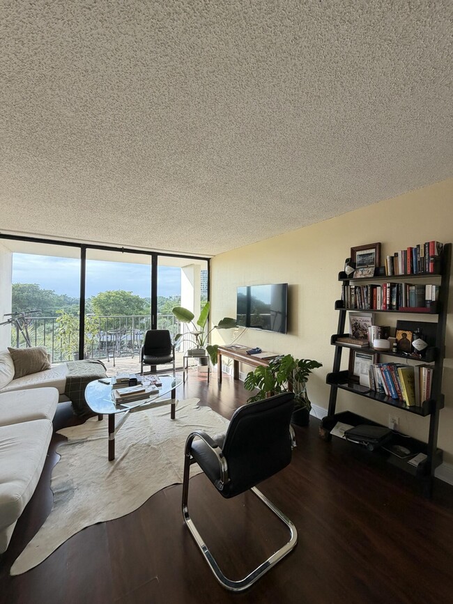 Building Photo - 1830 Embassy Dr