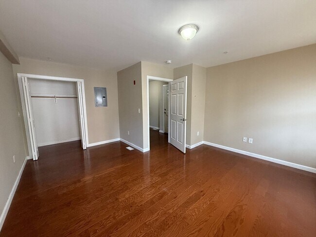 Building Photo - 51 Chelsea St