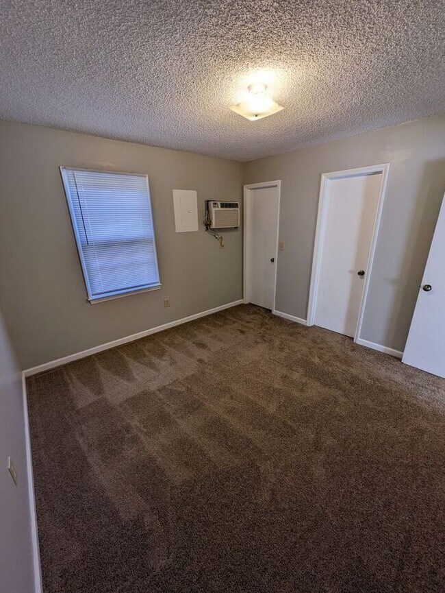 Building Photo - 1BD/1BA Unit on 2nd Floor of Three Oaks Complex in Hickory