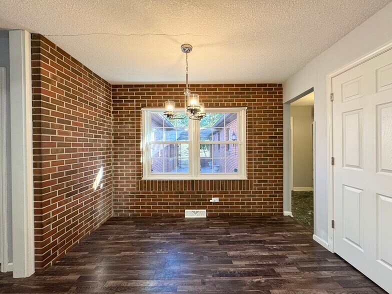 Building Photo - 3640 N Walnut St