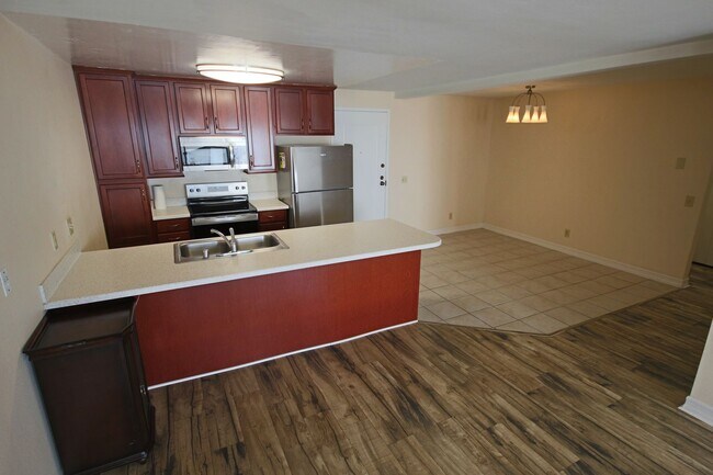 Building Photo - Best Priced 2 Bedroom Condo in the Heart o...