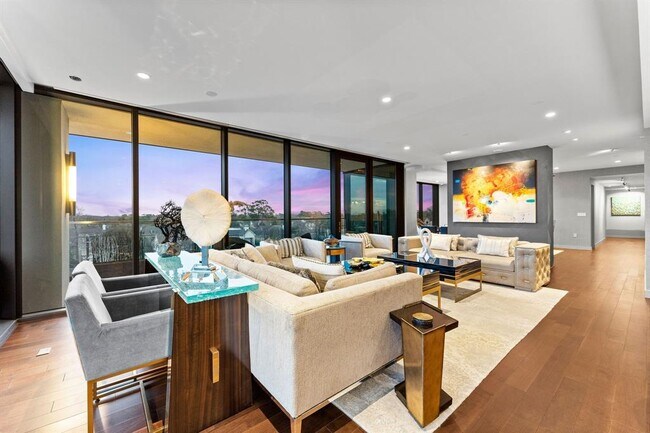 Building Photo - 3433 Westheimer Rd