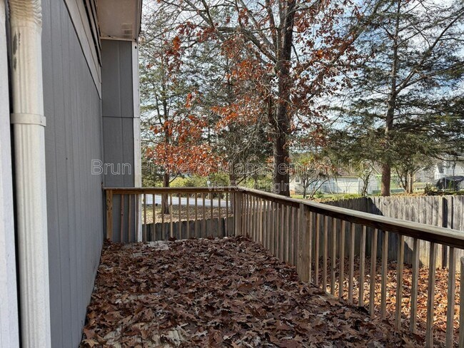 Building Photo - 11105 Lake Hills Dr