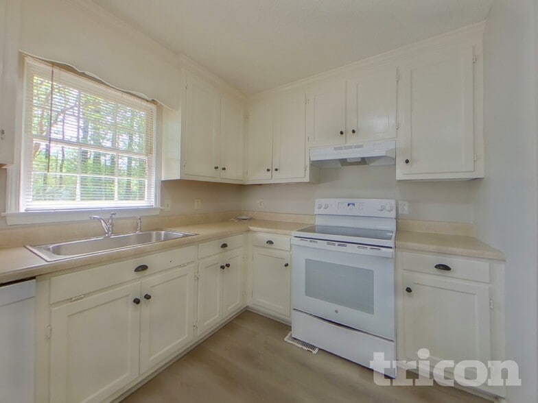 Building Photo - 5450 Bridle Dr