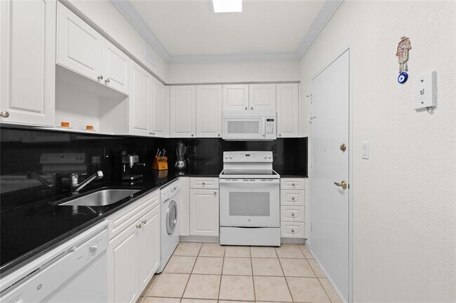 Building Photo - 2501 S Ocean Dr